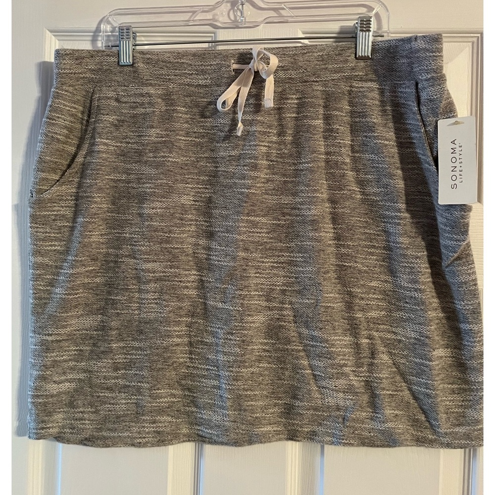 NWT-Sonoma textured beige/white skirt with pockets. Size L